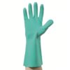 Une main portant le Gants plonge nitrile vert est levée avec les doigts écartés sur un fond blanc.