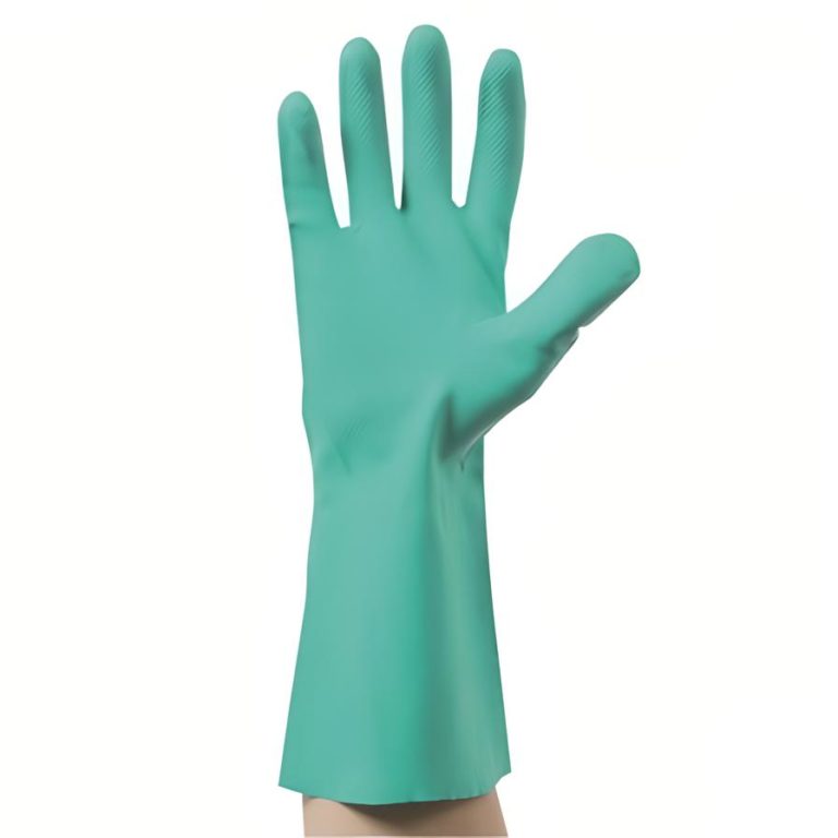 Une main portant le Gants plonge nitrile vert est levée avec les doigts écartés sur un fond blanc.