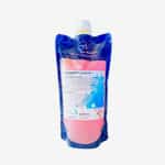 Un sachet de recharge contenant un liquide rose avec une étiquette blanche et un emballage bleu, conçu pour les produits d'hygiène alimentaire et de désinfection, représenté sur un fond blanc uni.