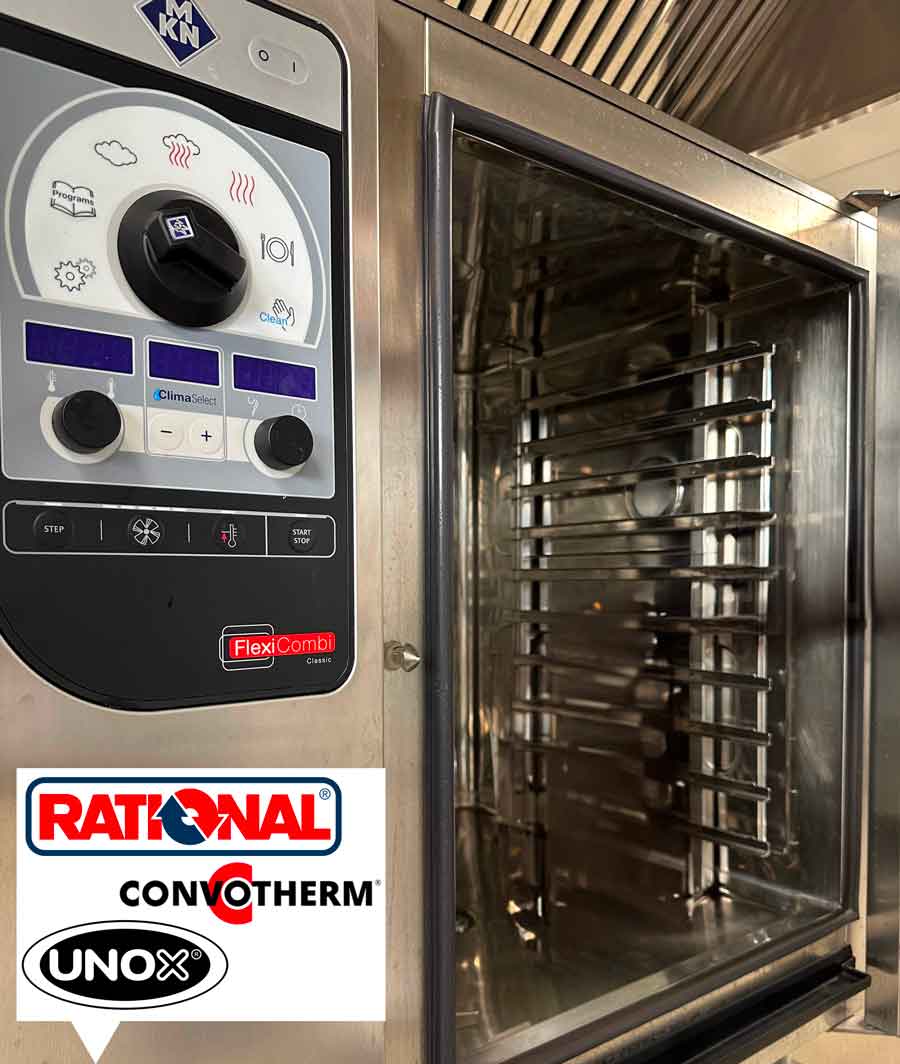Gros plan d'un four mixte commercial avec le panneau de commande à gauche et l'intérieur ouvert en acier inoxydable à droite ; les logos Rational, Convotherm et Unox en bas - idéal pour tout espace cuisiniste.