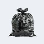Un sac poubelle en plastique noir, plein et noué, est posé à la verticale sur un fond clair et uni, prêt pour l'élimination des produits d'hygiène alimentaire et de désinfection.
