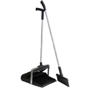 Le Set aéroport balai + pelle noir est un ensemble pelle et balai sur pied avec de longues poignées, vous permettant de nettoyer les sols confortablement sans vous pencher.