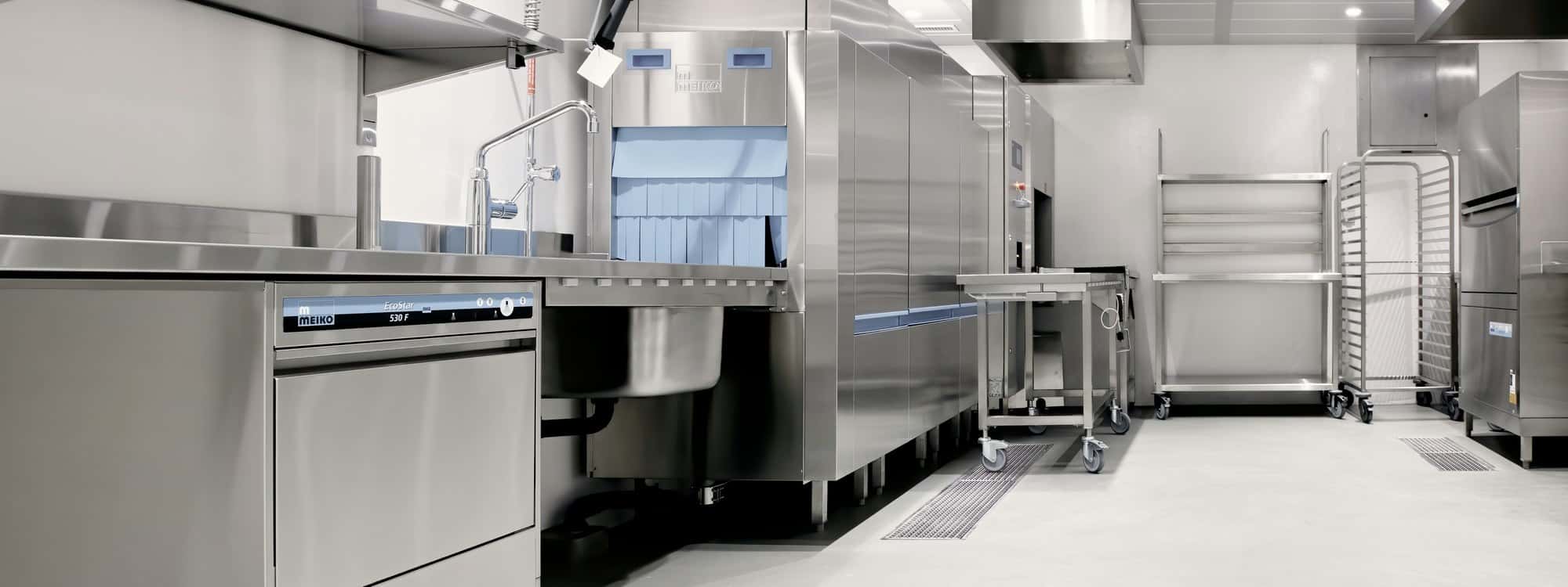 Cuisine professionnelle, ligne de lavage en inox impeccable