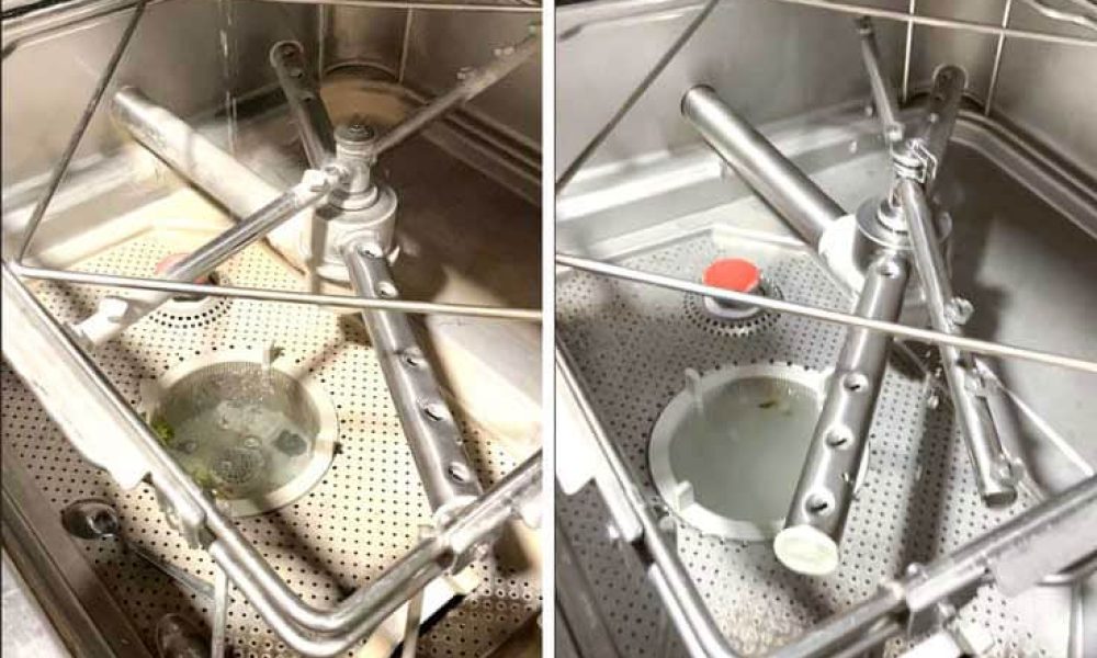 Vue côte à côte de l'intérieur d'un lave-vaisselle, tel que présenté par Espace Cuisinistes, le côté gauche présentant des surfaces sales et graisseuses et le côté droit apparaissant propre et brillant.